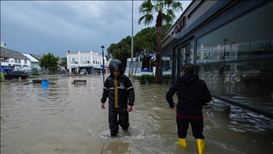 İzmir'in Çeşme ilçesi ve Muğla'da sağanak yaşamı olumsuz etkiliyor