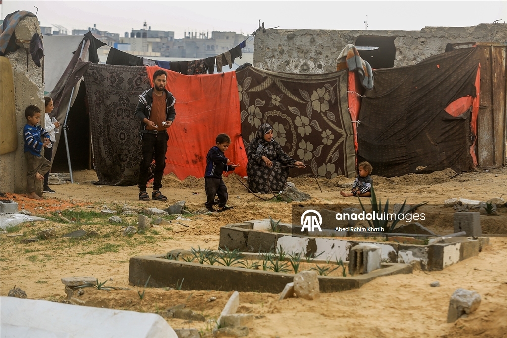 Yerinden edilen Filistinliler mezarlıklarda yaşam mücadelesi veriyor