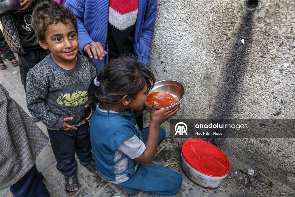 Gazze'de açlıkla mücadele eden Filistinlilere, yemek dağıtıldı