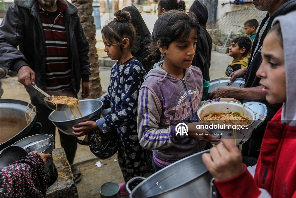 Gazze'de açlıkla mücadele eden Filistinlilere, yemek dağıtıldı