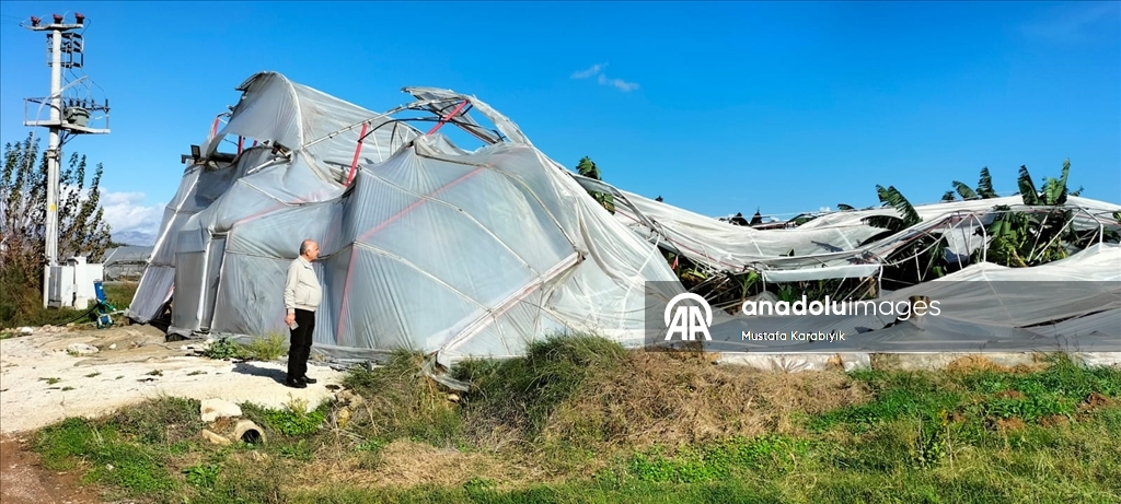 Antalya'nın Manavgat ilçesinde hortum nedeniyle 4 sera hasar gördü