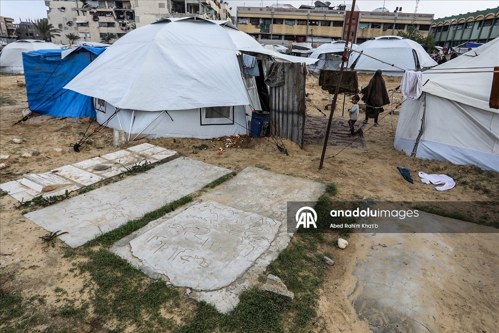 Yerinden edilen Filistinliler mezarlıklarda yaşam mücadelesi veriyor