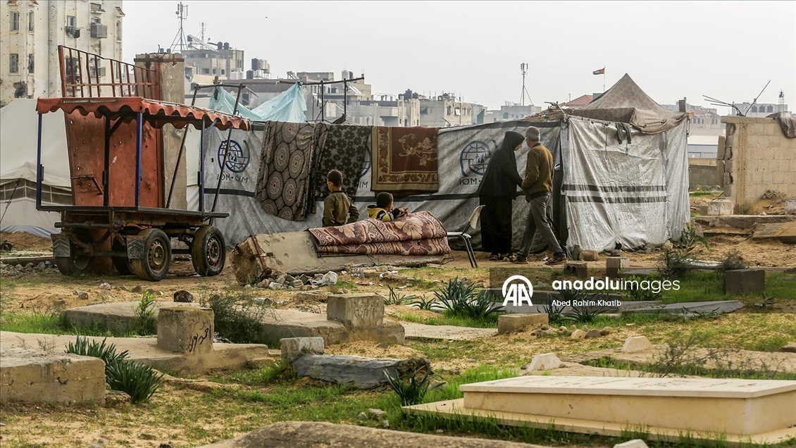 Yerinden edilen Filistinliler mezarlıklarda yaşam mücadelesi veriyor