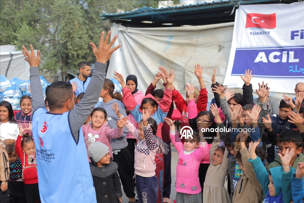 TDV, Gazze’de ihtiyaç sahiplerine gıda kolisi dağıttı