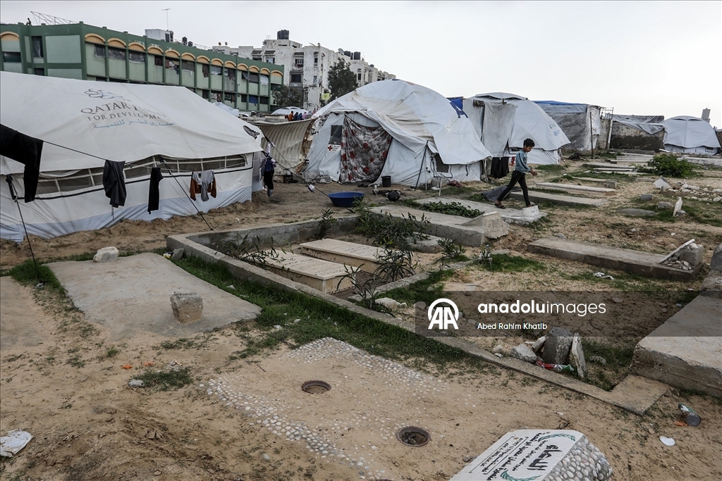 Yerinden edilen Filistinliler mezarlıklarda yaşam mücadelesi veriyor