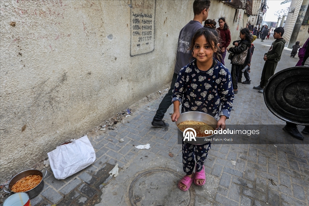 Gazze'de açlıkla mücadele eden Filistinlilere, yemek dağıtıldı