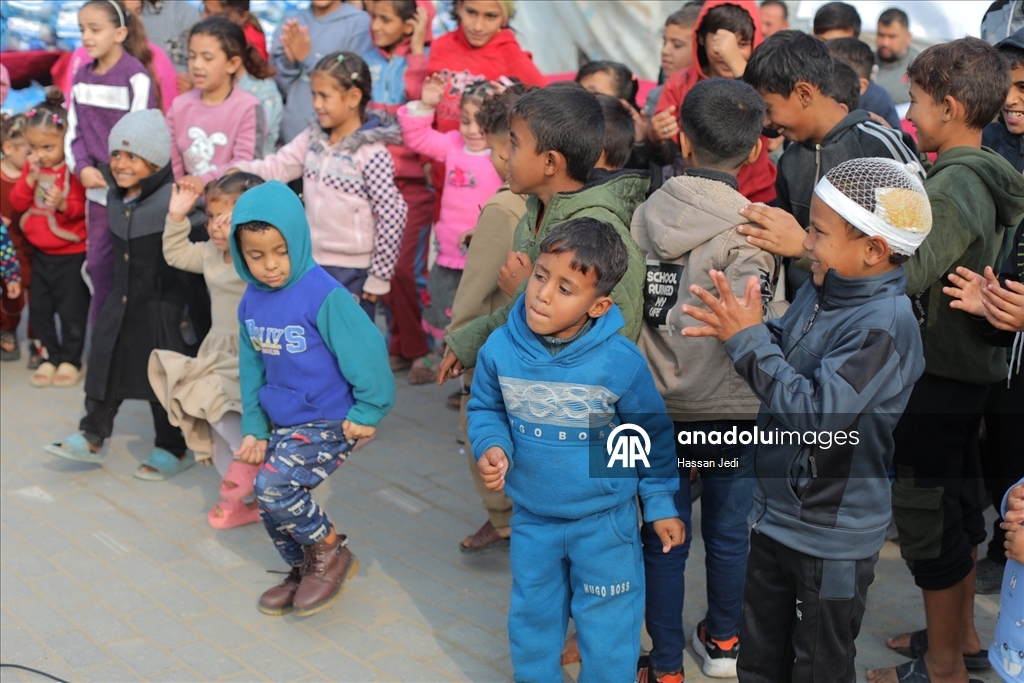 TDV, Gazze’de ihtiyaç sahiplerine gıda kolisi dağıttı