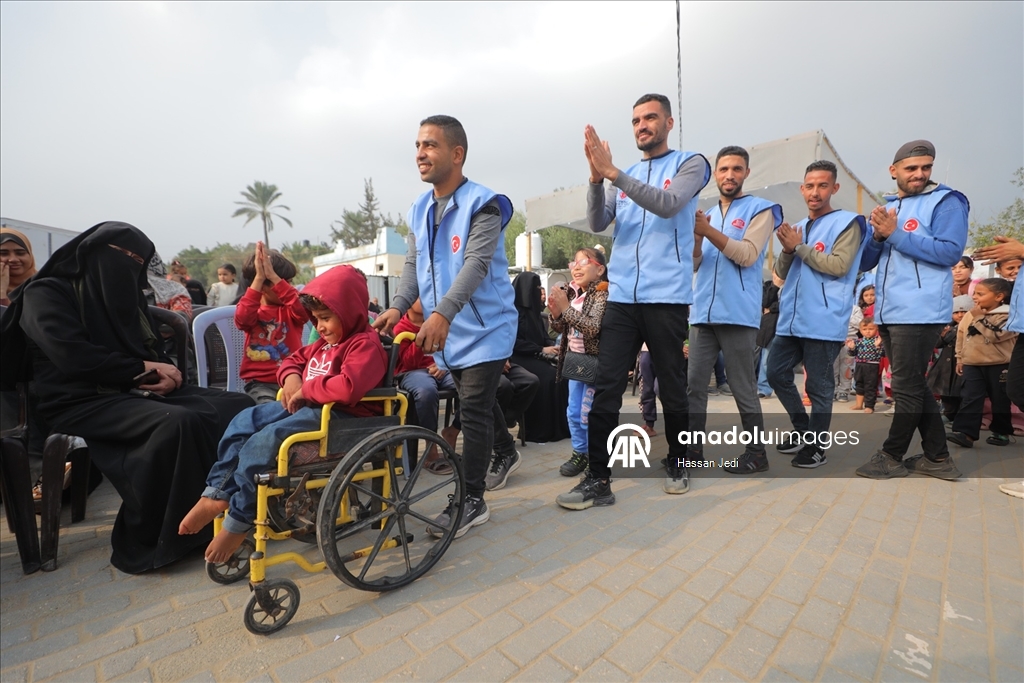 TDV, Gazze’de ihtiyaç sahiplerine gıda kolisi dağıttı