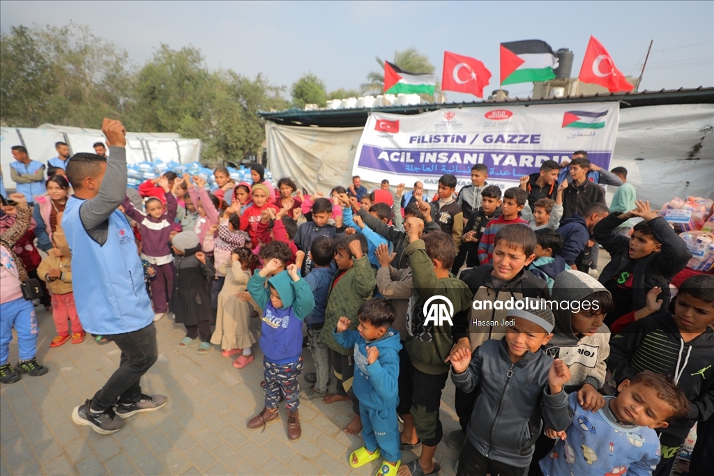 TDV, Gazze’de ihtiyaç sahiplerine gıda kolisi dağıttı
