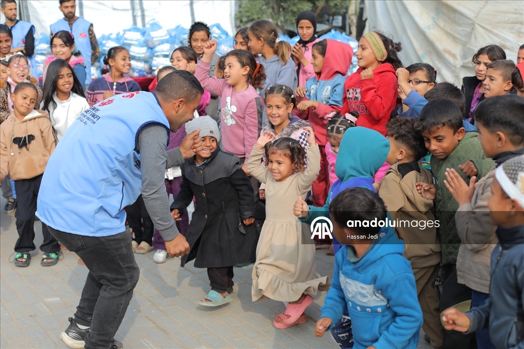 TDV, Gazze’de ihtiyaç sahiplerine gıda kolisi dağıttı