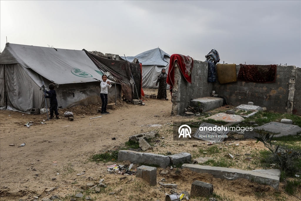 Yerinden edilen Filistinliler mezarlıklarda yaşam mücadelesi veriyor