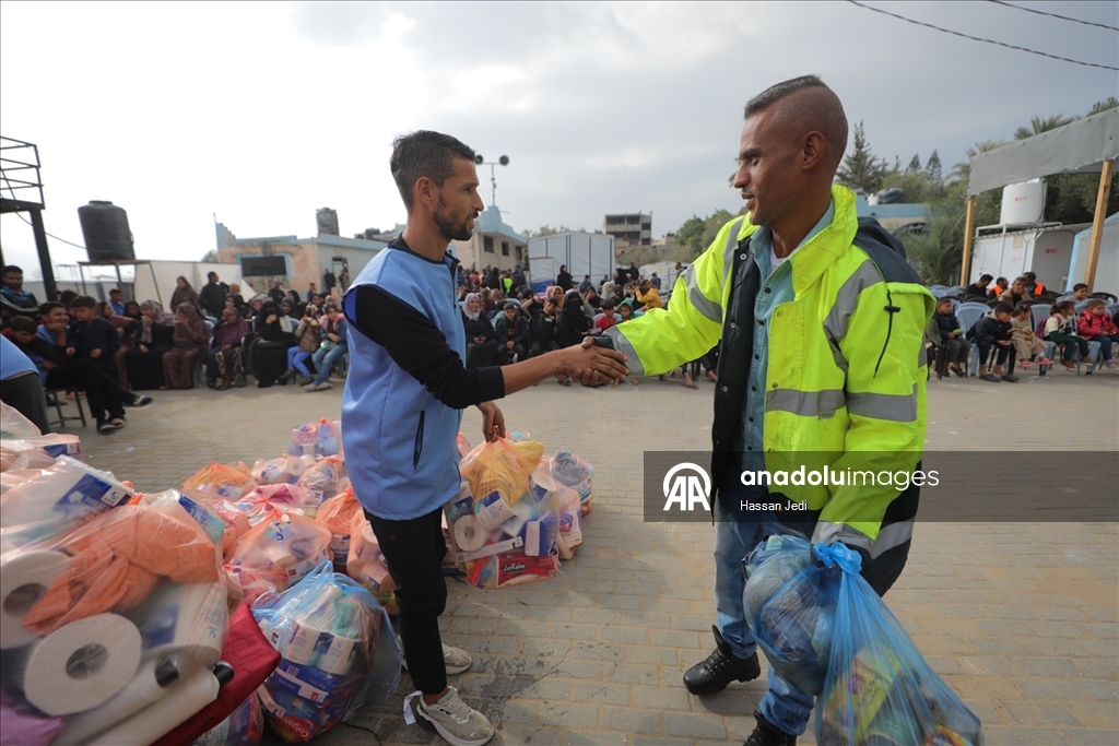 TDV, Gazze’de ihtiyaç sahiplerine gıda kolisi dağıttı