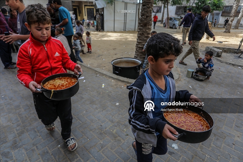 Gazze'de açlıkla mücadele eden Filistinlilere, yemek dağıtıldı