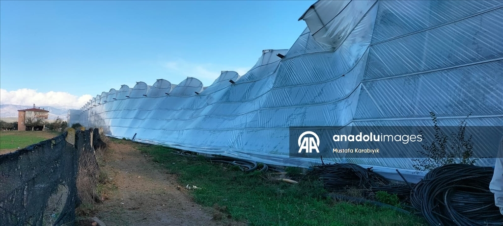 Antalya'nın Manavgat ilçesinde hortum nedeniyle 4 sera hasar gördü