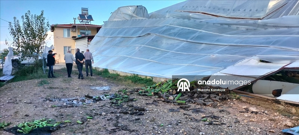 Antalya'nın Manavgat ilçesinde hortum nedeniyle 4 sera hasar gördü