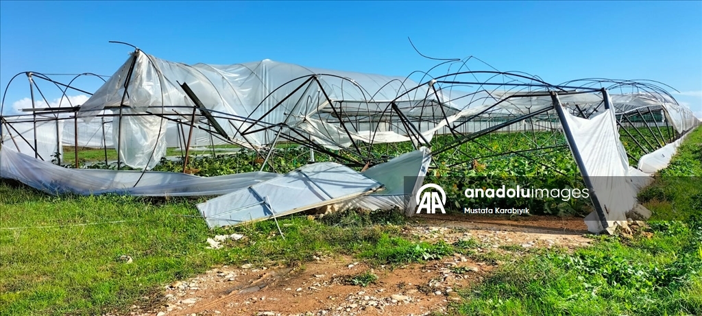 Antalya'nın Manavgat ilçesinde hortum nedeniyle 4 sera hasar gördü