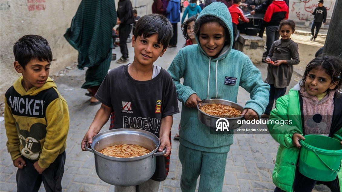 Gazze'de açlıkla mücadele eden Filistinlilere, yemek dağıtıldı