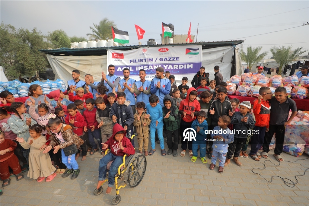 TDV, Gazze’de ihtiyaç sahiplerine gıda kolisi dağıttı