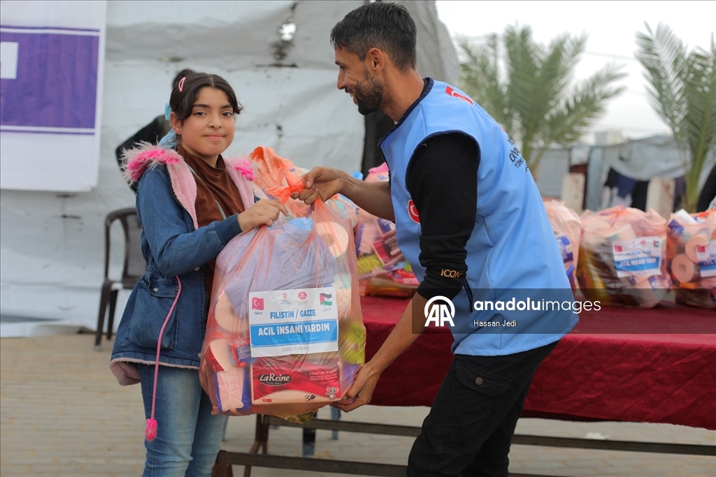 TDV, Gazze’de ihtiyaç sahiplerine gıda kolisi dağıttı
