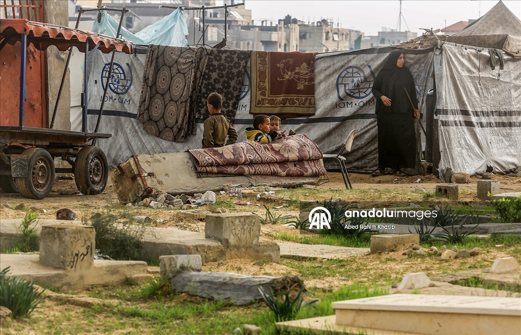 Yerinden edilen Filistinliler mezarlıklarda yaşam mücadelesi veriyor