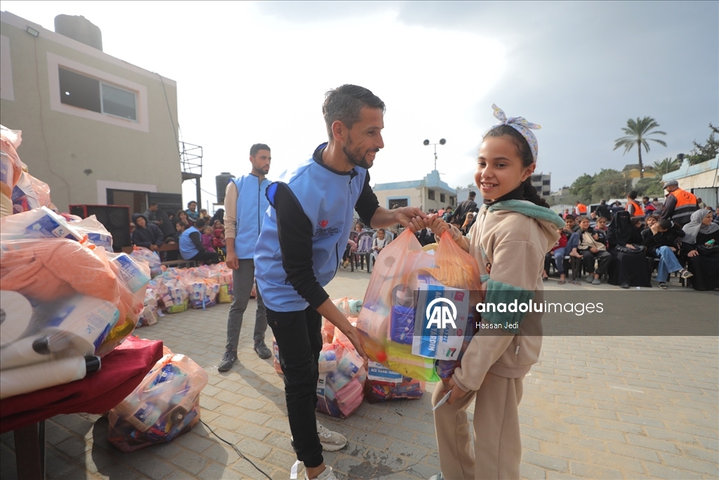 TDV, Gazze’de ihtiyaç sahiplerine gıda kolisi dağıttı