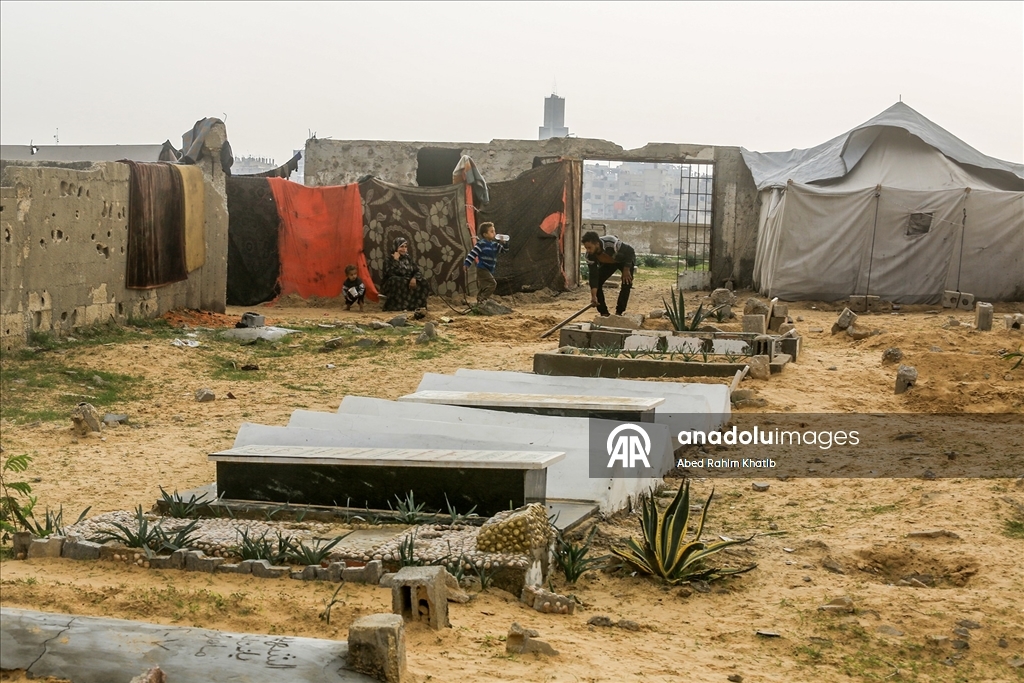 Yerinden edilen Filistinliler mezarlıklarda yaşam mücadelesi veriyor