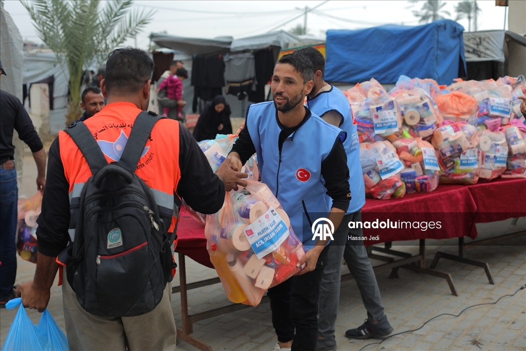 TDV, Gazze’de ihtiyaç sahiplerine gıda kolisi dağıttı