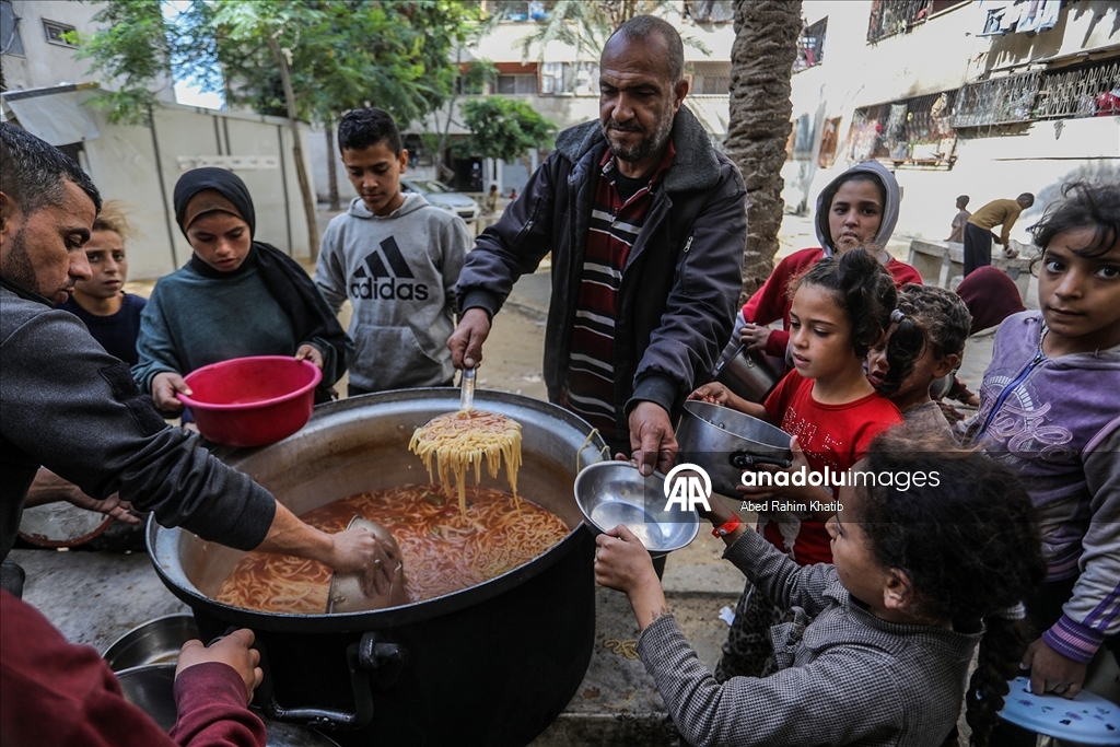 Gazze'de açlıkla mücadele eden Filistinlilere, yemek dağıtıldı