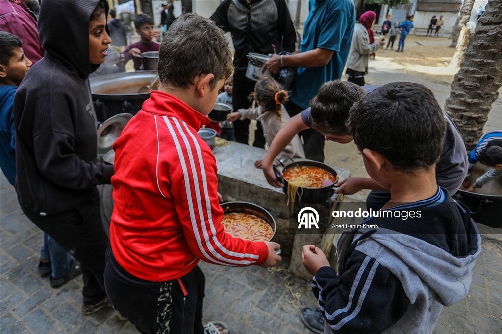 Gazze'de açlıkla mücadele eden Filistinlilere, yemek dağıtıldı