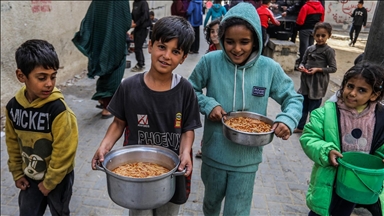 Gazze'de açlıkla mücadele eden Filistinlilere, yemek dağıtıldı