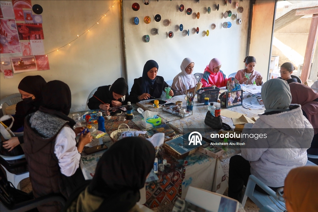 Молодая палестинка организует для девочек в Газе уроки рукоделия и мастер-классы по переработке бумаги