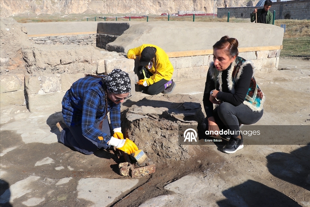 Van'daki Osmanlı kışlasında askerlerin "dokuz taş" oynadığı belirlendi