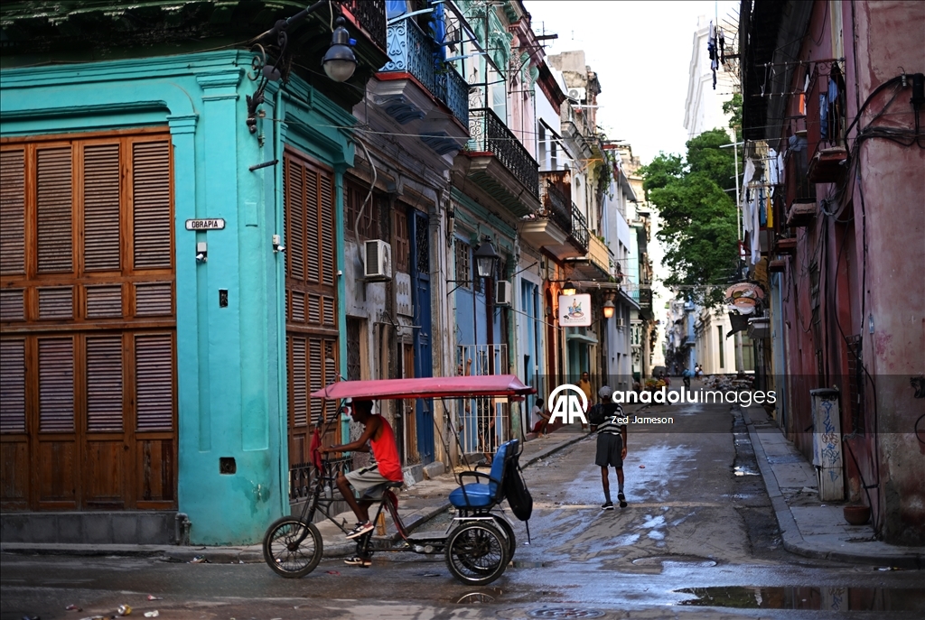 Küba’da ekonomik kriz derinleşirken Havana’nın Malecon sahilinde yoksulluk dikkat çekiyor