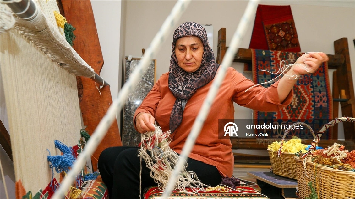 Çocukken başladığı dokumacılığı "kültürel miras taşıyıcısı" olarak sürdürüyor