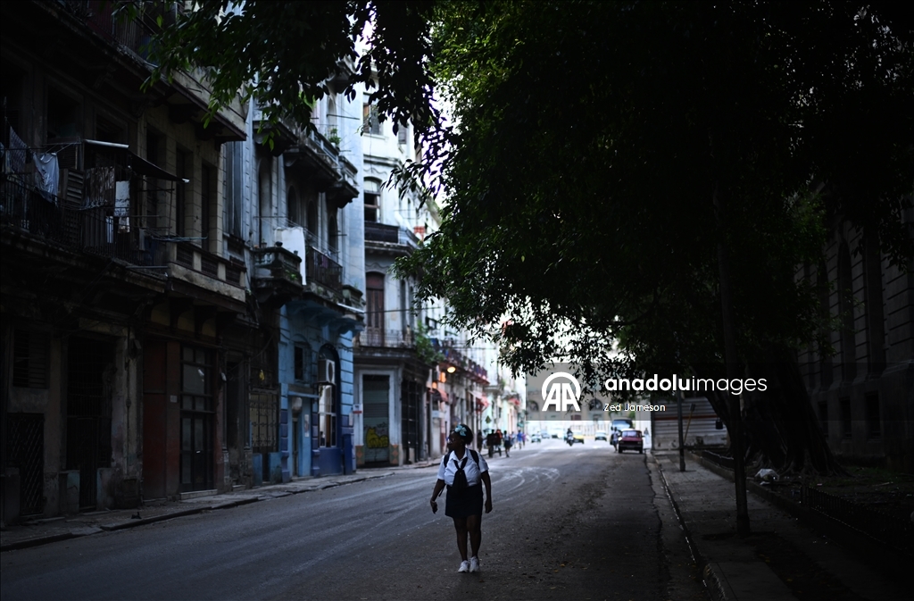 Küba’da ekonomik kriz derinleşirken Havana’nın Malecon sahilinde yoksulluk dikkat çekiyor