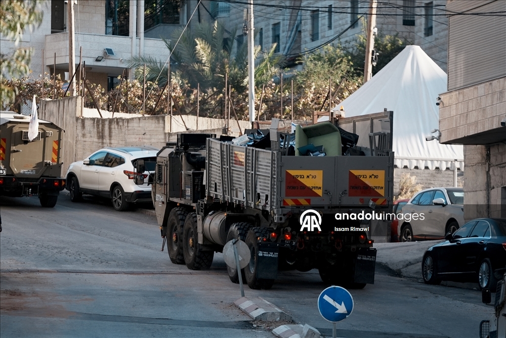 İsrail ordusu Batı Şeria'da bir mahalleye baskın düzenledi, bazı evleri kuşattı