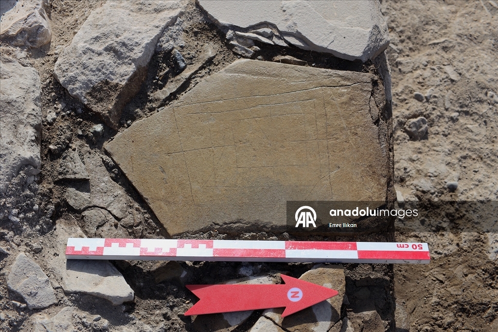 Van'daki Osmanlı kışlasında askerlerin "dokuz taş" oynadığı belirlendi