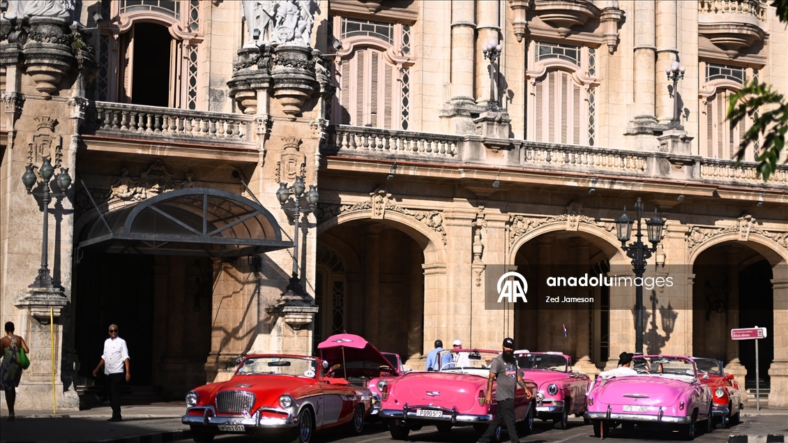 Küba’da ekonomik kriz derinleşirken Havana’nın Malecon sahilinde yoksulluk dikkat çekiyor