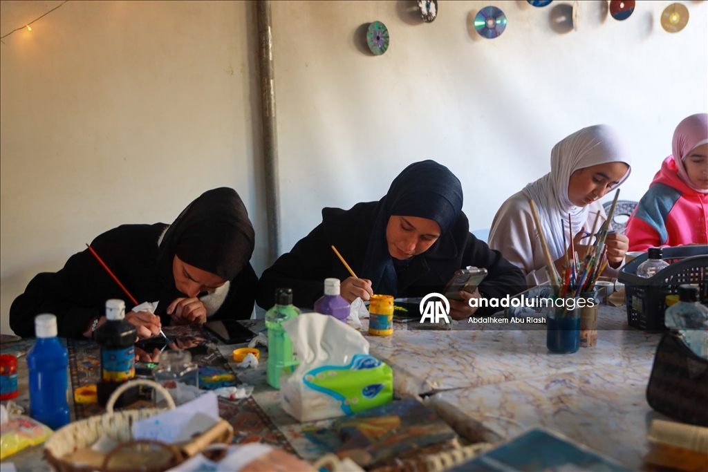 Молодая палестинка организует для девочек в Газе уроки рукоделия и мастер-классы по переработке бумаги