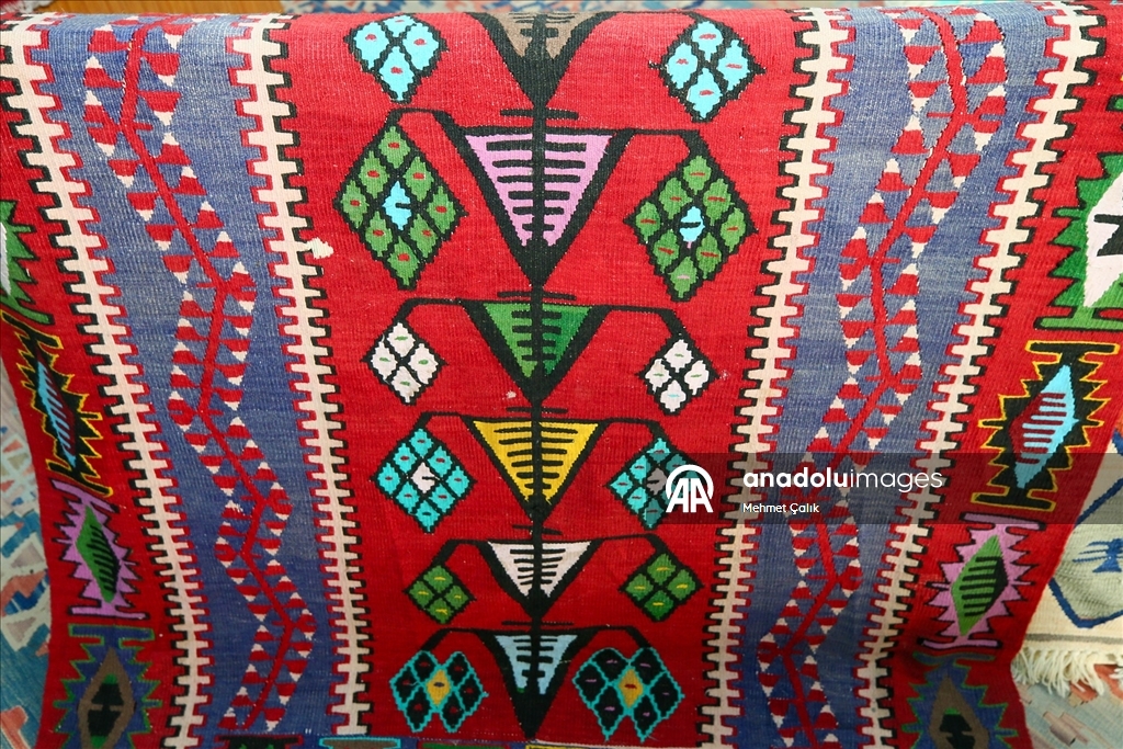 Çocukken başladığı dokumacılığı "kültürel miras taşıyıcısı" olarak sürdürüyor