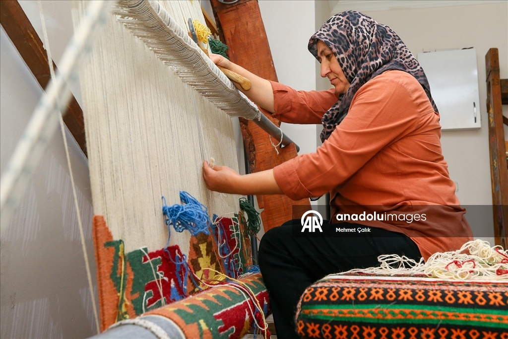 Çocukken başladığı dokumacılığı "kültürel miras taşıyıcısı" olarak sürdürüyor