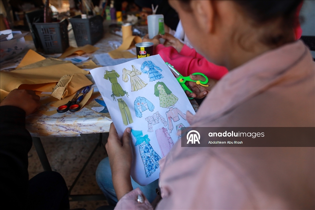 Молодая палестинка организует для девочек в Газе уроки рукоделия и мастер-классы по переработке бумаги
