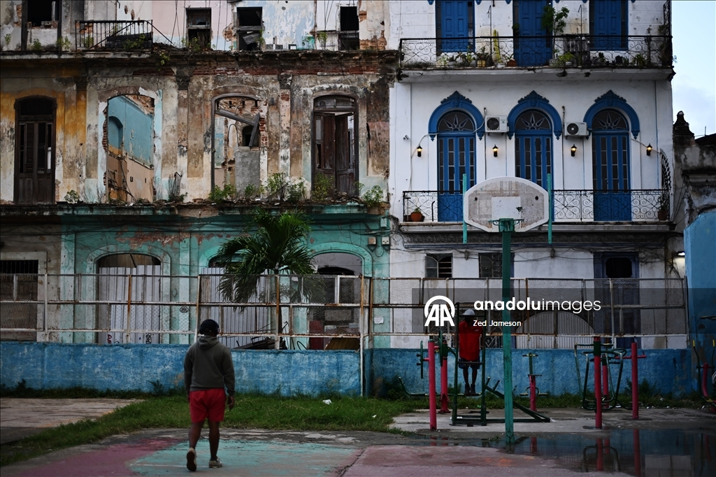 Küba’da ekonomik kriz derinleşirken Havana’nın Malecon sahilinde yoksulluk dikkat çekiyor
