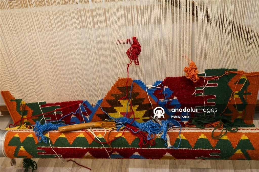 Çocukken başladığı dokumacılığı "kültürel miras taşıyıcısı" olarak sürdürüyor