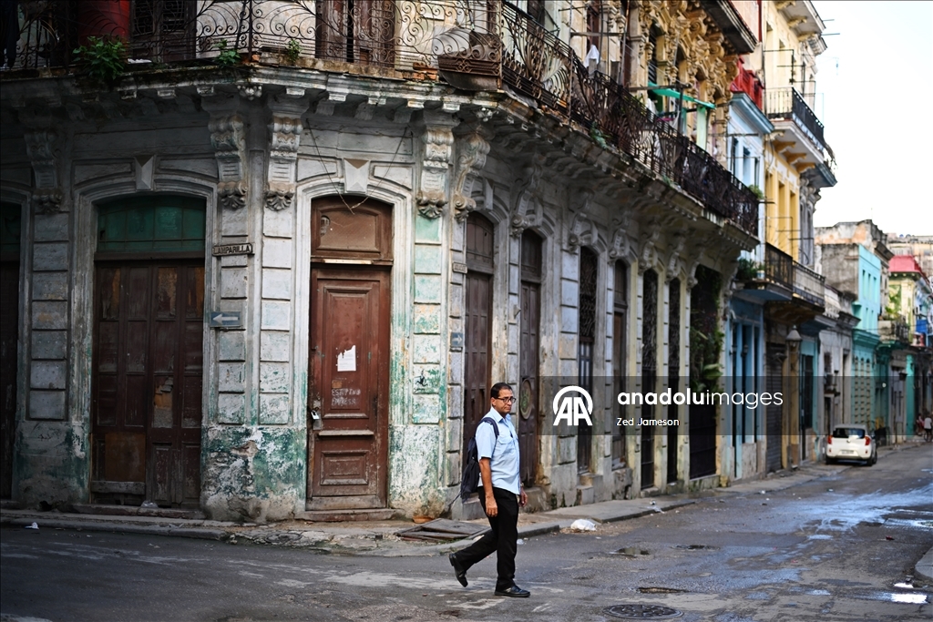 Küba’da ekonomik kriz derinleşirken Havana’nın Malecon sahilinde yoksulluk dikkat çekiyor