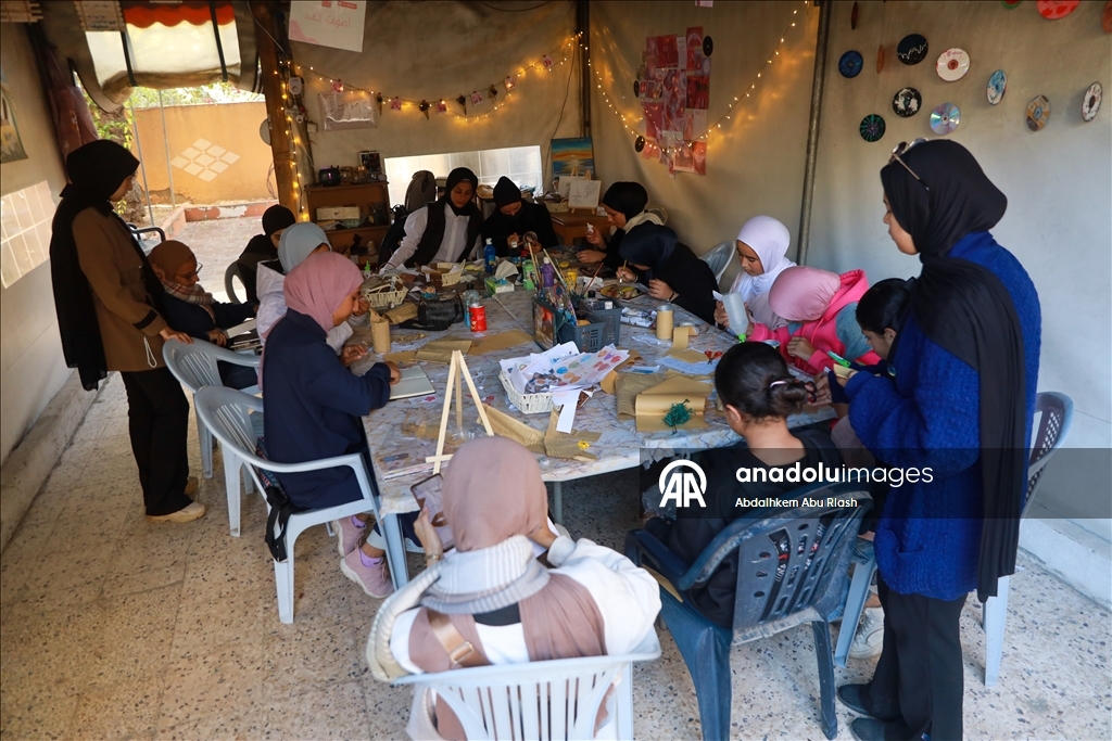 Молодая палестинка организует для девочек в Газе уроки рукоделия и мастер-классы по переработке бумаги