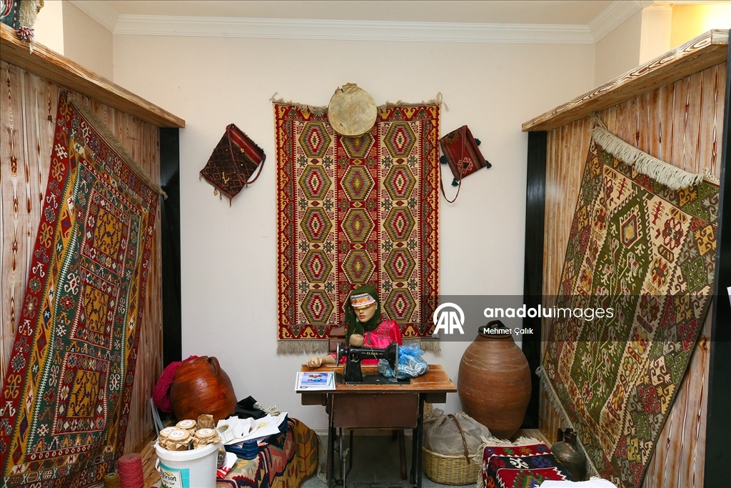 Çocukken başladığı dokumacılığı "kültürel miras taşıyıcısı" olarak sürdürüyor