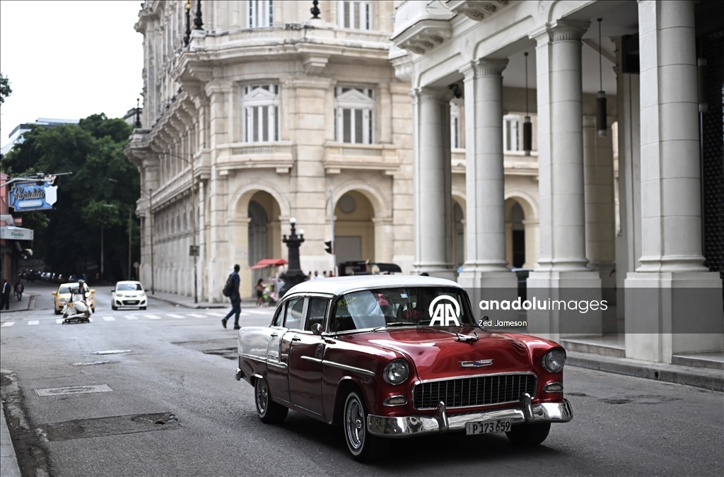 Küba’da ekonomik kriz derinleşirken Havana’nın Malecon sahilinde yoksulluk dikkat çekiyor