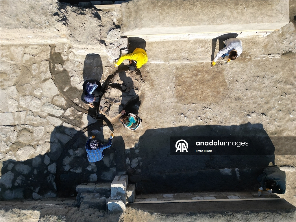 Van'daki Osmanlı kışlasında askerlerin "dokuz taş" oynadığı belirlendi