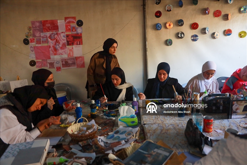 Молодая палестинка организует для девочек в Газе уроки рукоделия и мастер-классы по переработке бумаги